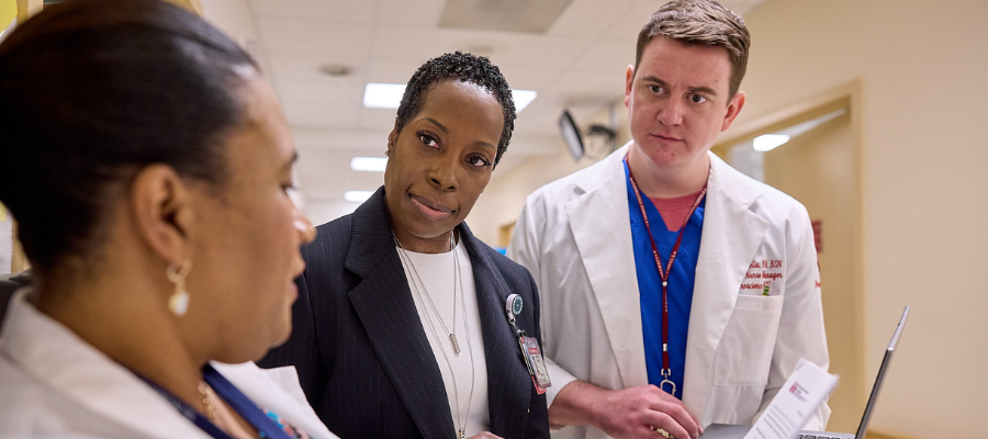 three nurses discuss case